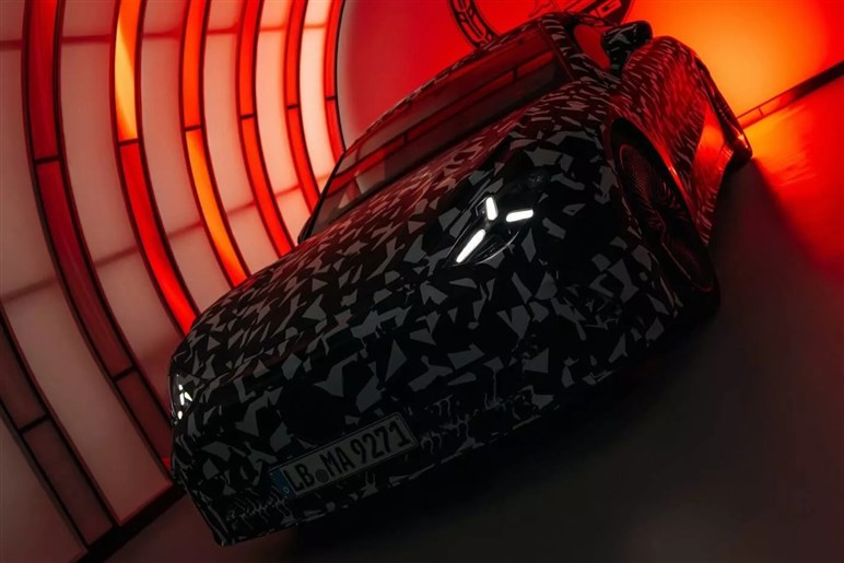 【スリーポインテッドスターが光る!?】「AMG GT 4ドアクーペ」後継EVをチラ見せ。エンジン仕様も併売へ