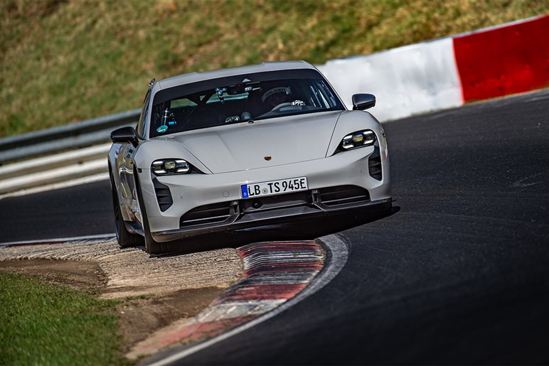 【スリーポインテッドスターが光る!?】「AMG GT 4ドアクーペ」後継EVをチラ見せ。エンジン仕様も併売へ