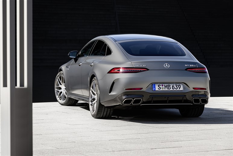 【スリーポインテッドスターが光る!?】「AMG GT 4ドアクーペ」後継EVをチラ見せ。エンジン仕様も併売へ