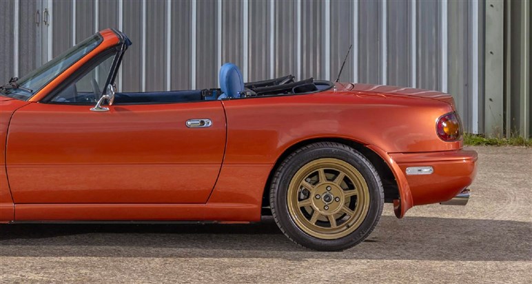 ランボルギーニ並みの性能!? 英企業が「ロードスター」にジャガー製3.0L V6を悪魔合体…約430万円から