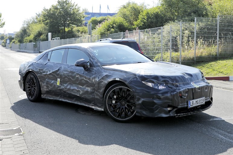 【スリーポインテッドスターが光る!?】「AMG GT 4ドアクーペ」後継EVをチラ見せ。エンジン仕様も併売へ