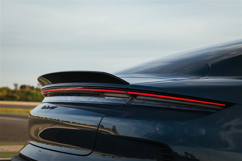 【スリーポインテッドスターが光る!?】「AMG GT 4ドアクーペ」後継EVをチラ見せ。エンジン仕様も併売へ