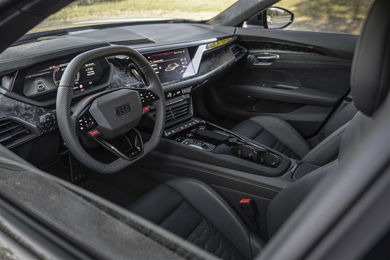 【スリーポインテッドスターが光る!?】「AMG GT 4ドアクーペ」後継EVをチラ見せ。エンジン仕様も併売へ