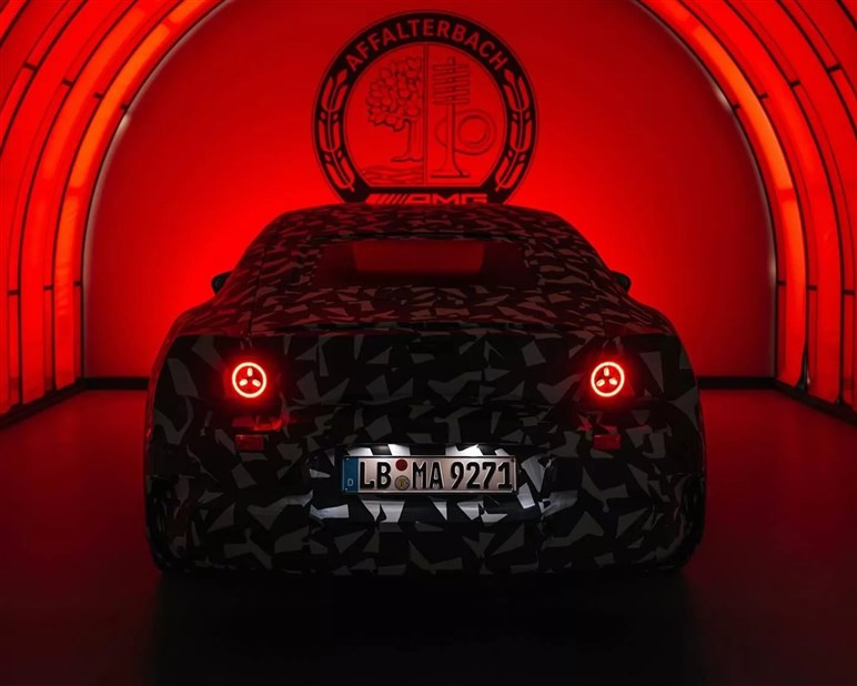 【スリーポインテッドスターが光る!?】「AMG GT 4ドアクーペ」後継EVをチラ見せ。エンジン仕様も併売へ