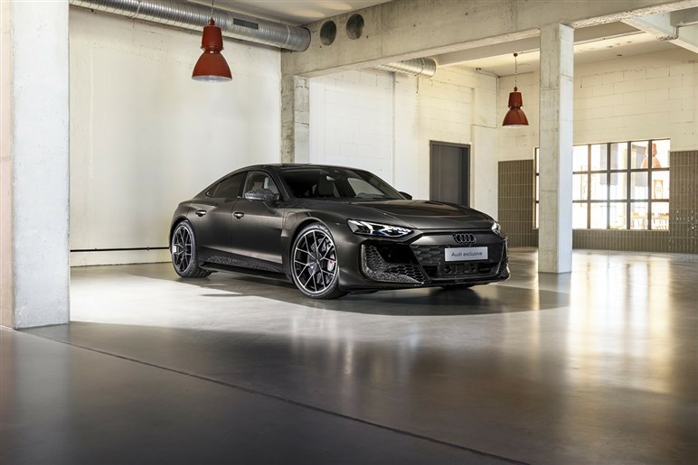 【スリーポインテッドスターが光る!?】「AMG GT 4ドアクーペ」後継EVをチラ見せ。エンジン仕様も併売へ