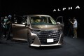 ショーファーカーへと変貌した新型アルファード。廉価グレード追加の有無を主査に聞いた