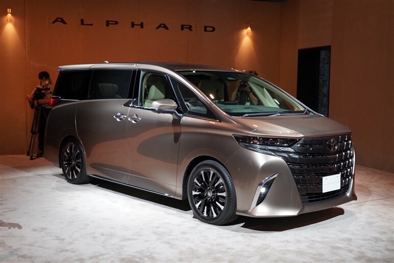 ショーファーカーへと変貌した新型アルファード。廉価グレード追加の有無を主査に聞いた