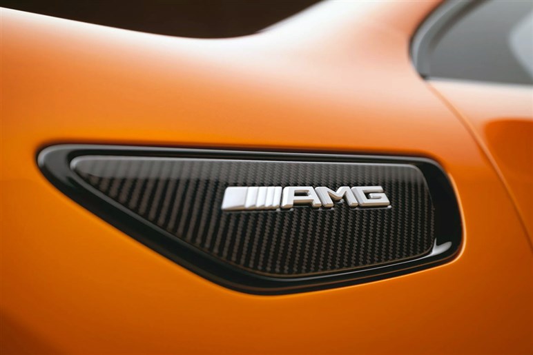 【インパクト絶大】これが未来のセダンか。「コンセプト AMG GT XX」速すぎ＆光りすぎな電動4ドア公開
