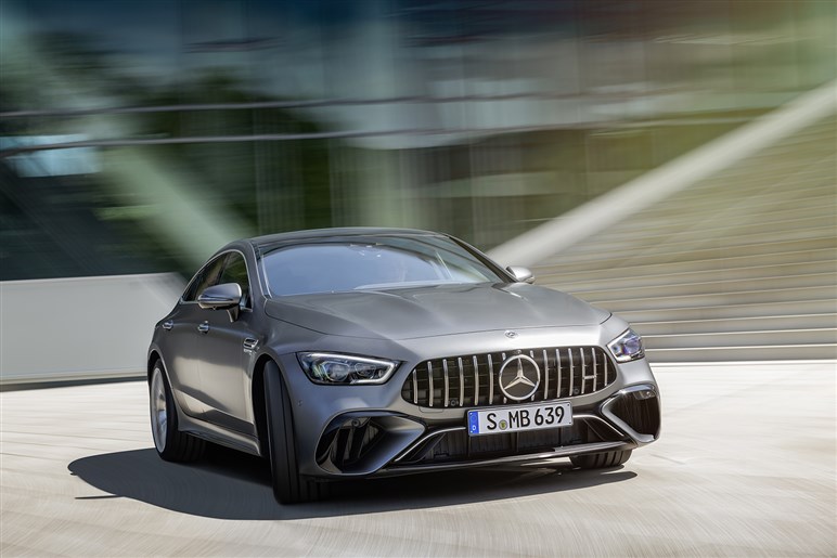 【インパクト絶大】これが未来のセダンか。「コンセプト AMG GT XX」速すぎ＆光りすぎな電動4ドア公開