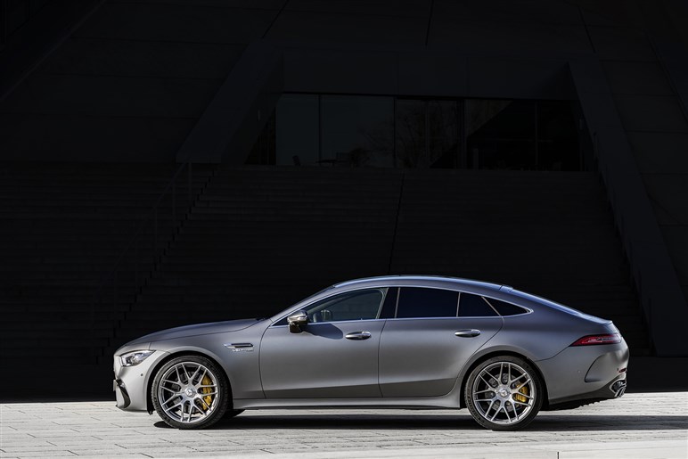 【インパクト絶大】これが未来のセダンか。「コンセプト AMG GT XX」速すぎ＆光りすぎな電動4ドア公開