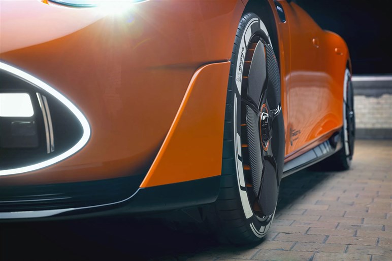 【インパクト絶大】これが未来のセダンか。「コンセプト AMG GT XX」速すぎ＆光りすぎな電動4ドア公開