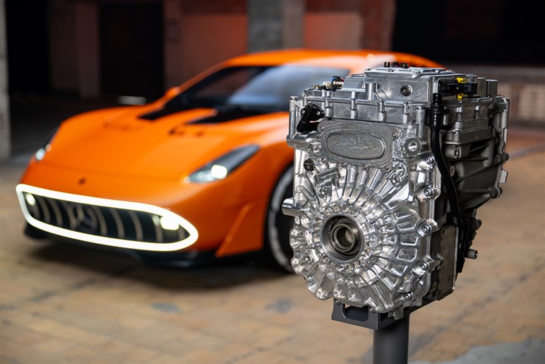 【インパクト絶大】これが未来のセダンか。「コンセプト AMG GT XX」速すぎ＆光りすぎな電動4ドア公開