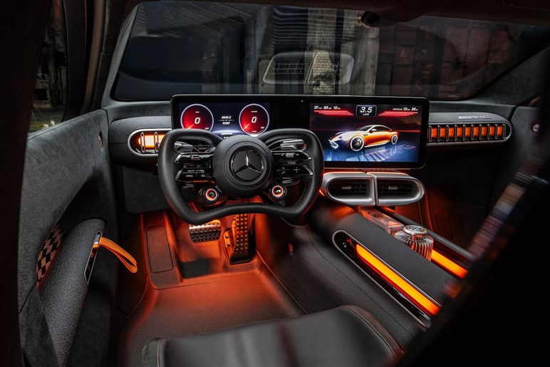 【インパクト絶大】これが未来のセダンか。「コンセプト AMG GT XX」速すぎ＆光りすぎな電動4ドア公開