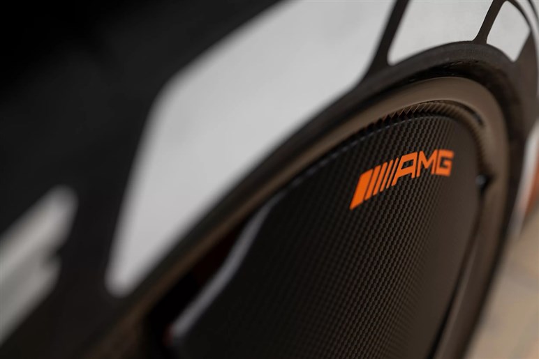 【インパクト絶大】これが未来のセダンか。「コンセプト AMG GT XX」速すぎ＆光りすぎな電動4ドア公開