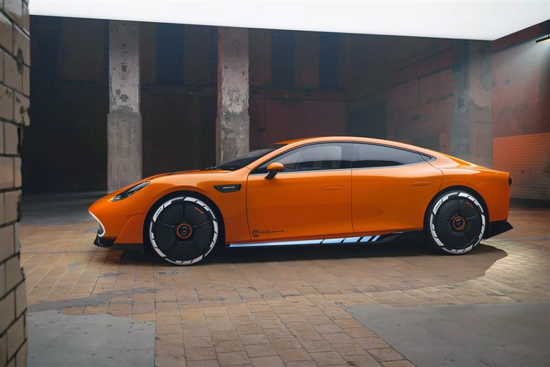 【インパクト絶大】これが未来のセダンか。「コンセプト AMG GT XX」速すぎ＆光りすぎな電動4ドア公開