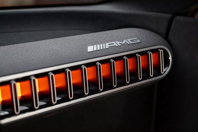 【インパクト絶大】これが未来のセダンか。「コンセプト AMG GT XX」速すぎ＆光りすぎな電動4ドア公開