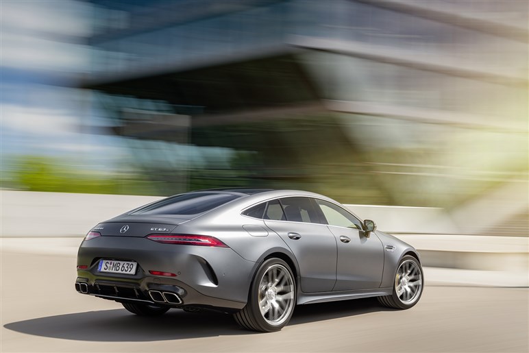 【インパクト絶大】これが未来のセダンか。「コンセプト AMG GT XX」速すぎ＆光りすぎな電動4ドア公開