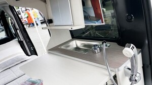 「家賃ゼロ、走る寝室」駅チカより魅力的。冷房・シャワー付き。もはや住める軽自動車！