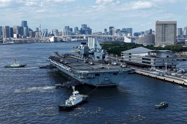「最新の巨大空母」が東京でなぜ“イベント会場”に？ イギリス海軍が断行した艦上フォーラム」の効果とは？ でも決して“快適な会場”じゃなかった！