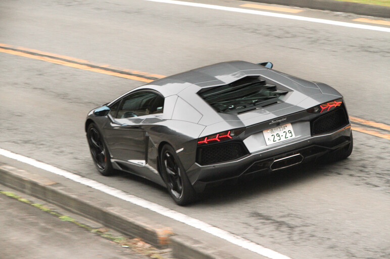 アヴェンタドールに試乗 カーボンボディと新V12