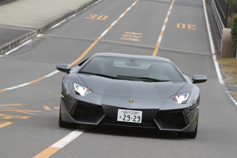 アヴェンタドールに試乗 カーボンボディと新V12