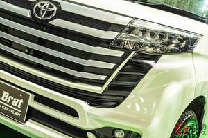 約248万円！ “ランクル顔!?”のトヨタ「ルーミー」実車展示！ 全長3.7m級のコンパクトワゴンが「SUV化」!? 車高もUPの「Bratモデル」とは