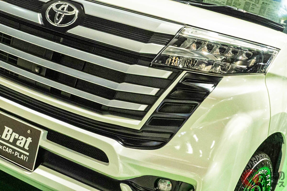 約248万円！ “ランクル顔!?”のトヨタ「ルーミー」実車展示！ 全長3.7m級のコンパクトワゴンが「SUV化」!? 車高もUPの「Bratモデル」とは