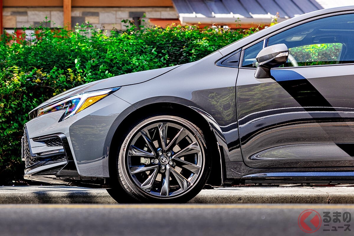 リッター「約23km」走る！ トヨタ新「5人乗り“4ドア”セダン」に反響多数！ “精悍”専用デザインに「日本でも欲しい」の声も！ カナダの新「カローラ」2026年モデルに寄せられた“熱視線”とは