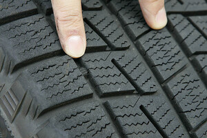 約８割の人が知らないってヤバいぞ！　スタッドレスタイヤは「残溝1.6mm」の前に「プラットフォーム」が露出したら雪道走行はダメ!!