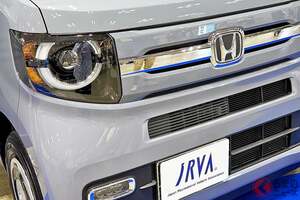 ホンダの「“2階建て”軽バン!?」がスゴい！ 全長3.4m級「ちいさなボディ」で「4人」寝られる!? ルートシックスの「N-VAN」軽キャンパー「シーク“POP”」横浜「YCCS2025」で実車展示