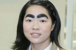 「イモトアヤコ」の愛車「“高級”ハイエース」に反響多数！ オシャレなウッド内装に「こんな週末に憧れる」の声も？ “600万円超え”とも噂されるキャンピングカーに寄せられた“熱視線”とは