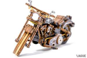 えっ、木なのに走るの... ピストンが上下に動くV型2気筒エンジンを再現!? 1／13スケールで大人の心を満たす「組立式木製バイク」とは