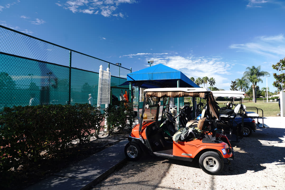 ゴルフカートが公道を走る！ アメリカの高齢者タウンで見た意外なモビリティ事情