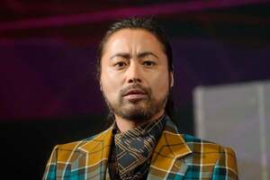 俳優「山田孝之」の“愛車”「“超デカい”トヨタ車」公開！ 超“髭面”に「似合いすぎ」てる「本格モデル」とは