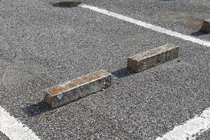 【噂の真相】駐車場の車止めにタイヤを当てて停めないほうが良いってホント？