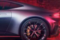 新「“FR”スポーツカー」初公開！ 全長4.5mの“メーカー最小ボディ”で「680馬力」！ 馬力アップ＆専用の「豪華装備」もカッコイイ！ アストンマーティン「ヴァンテージ S」英国に登場！