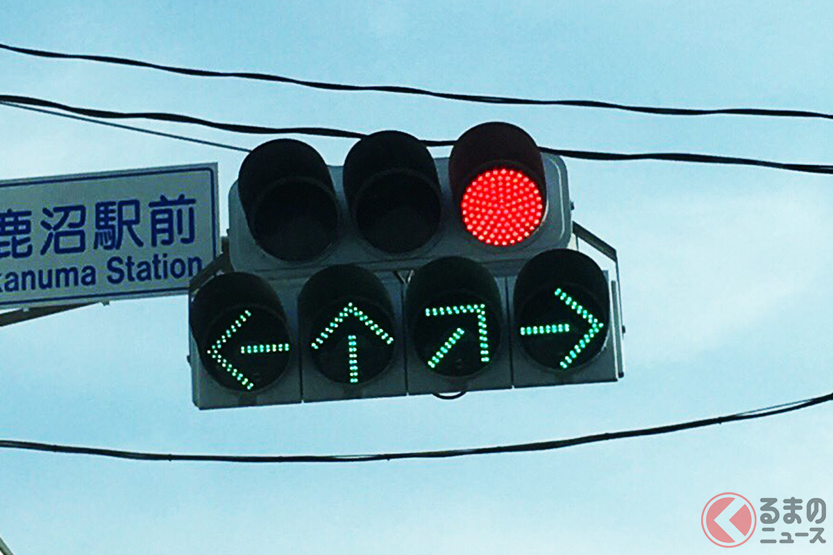 「青信号の意味ないじゃん！」 なぜ矢印が全方位に点灯するのか？ 信号機のややこしい意味