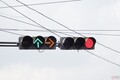 「青信号の意味ないじゃん！」 なぜ矢印が全方位に点灯するのか？ 信号機のややこしい意味