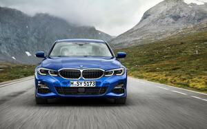 BMWがパーキング・アシスト用の車載カメラをドライブ・レコーダーとして利用する機能を採用し、オンラインで販売