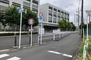 狭い道！ 制限1.3m、通れる車がなくなった都市計画？…東京都世田谷区