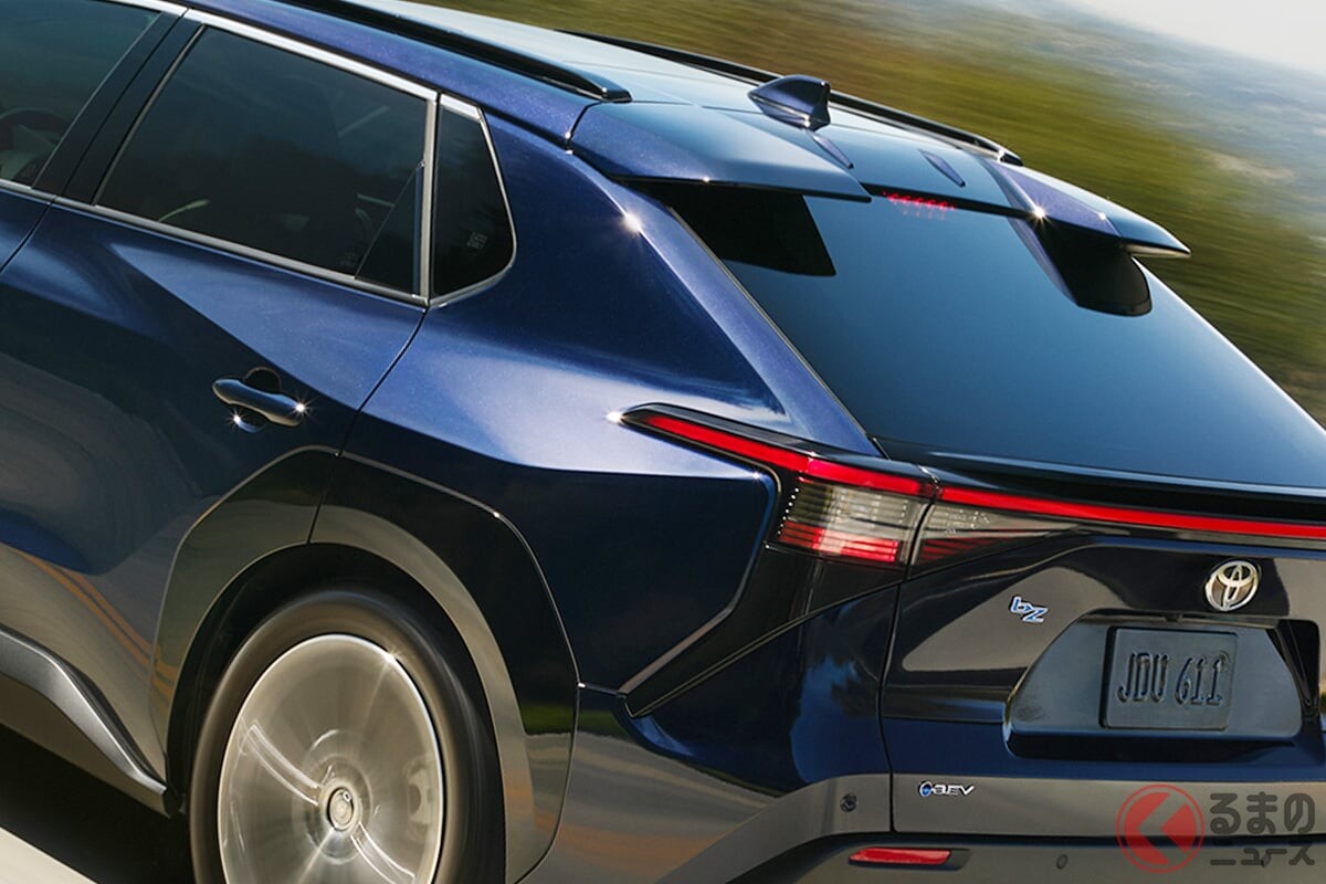 【カナダ】トヨタが新型「SUV」発表！ 338馬力の「高性能AWD」がスゴい！ ツルツル“サメ顔”がカッコいい「bZ」25年後半に発売へ！ どんなモデル？