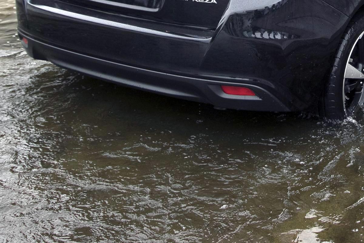 ナメてかかると命を落とす 梅雨時期に起こりうる 冠水道路 で立ち往生したときの正解とは Web Cartop 自動車情報サイト 新車 中古車 Carview