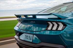 “世界で最も売れているスポーツカー”が原点回帰!? 5リッターV8を搭載したフォード「マスタング」にレトロでカッコいい「FXパッケージ」登場！