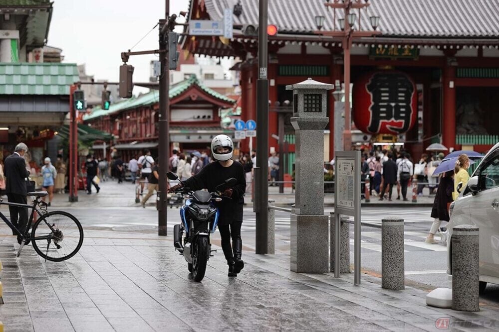 ちょっと危ない気がするけど、これって違反にならないの？ バイクを押して歩道を歩く行為
