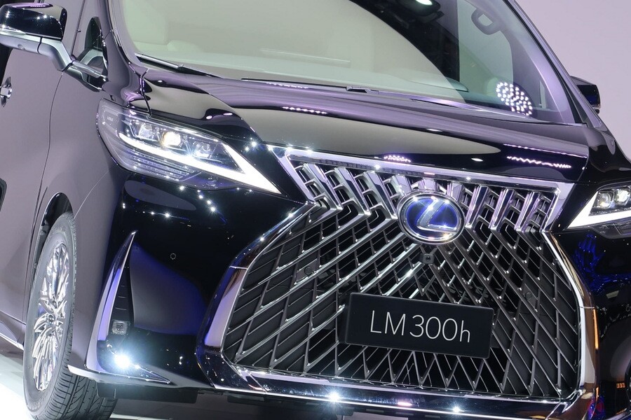レクサス初の新型ミニバン「LM300h」発売決定！ 価格や装備が判明！ 日本への導入予定はあるのか