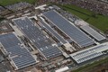 ベントレー本社、3万枚のソーラーパネル　英国最大の太陽光発電カーポートも