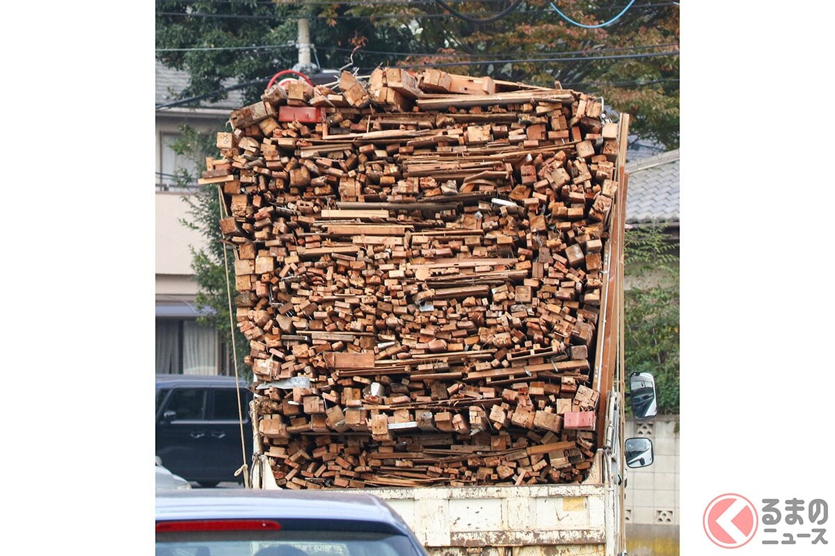 大迷惑な“重量オーバー”トラックを「一斉検挙」！ 荷台かさ上げ“過積載仕様”には「クルマを直しなさい！」命令も!? 違法産廃トラックの「過積載取り締まり」を実施 茨城
