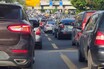 信号無視の歩行者の顔も交通違反車のナンバープレートもスクリーンで晒し者に！　国際化が進む「上海」とはいえ「やっぱり中国」らしかった