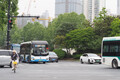 信号無視の歩行者の顔も交通違反車のナンバープレートもスクリーンで晒し者に！　国際化が進む「上海」とはいえ「やっぱり中国」らしかった