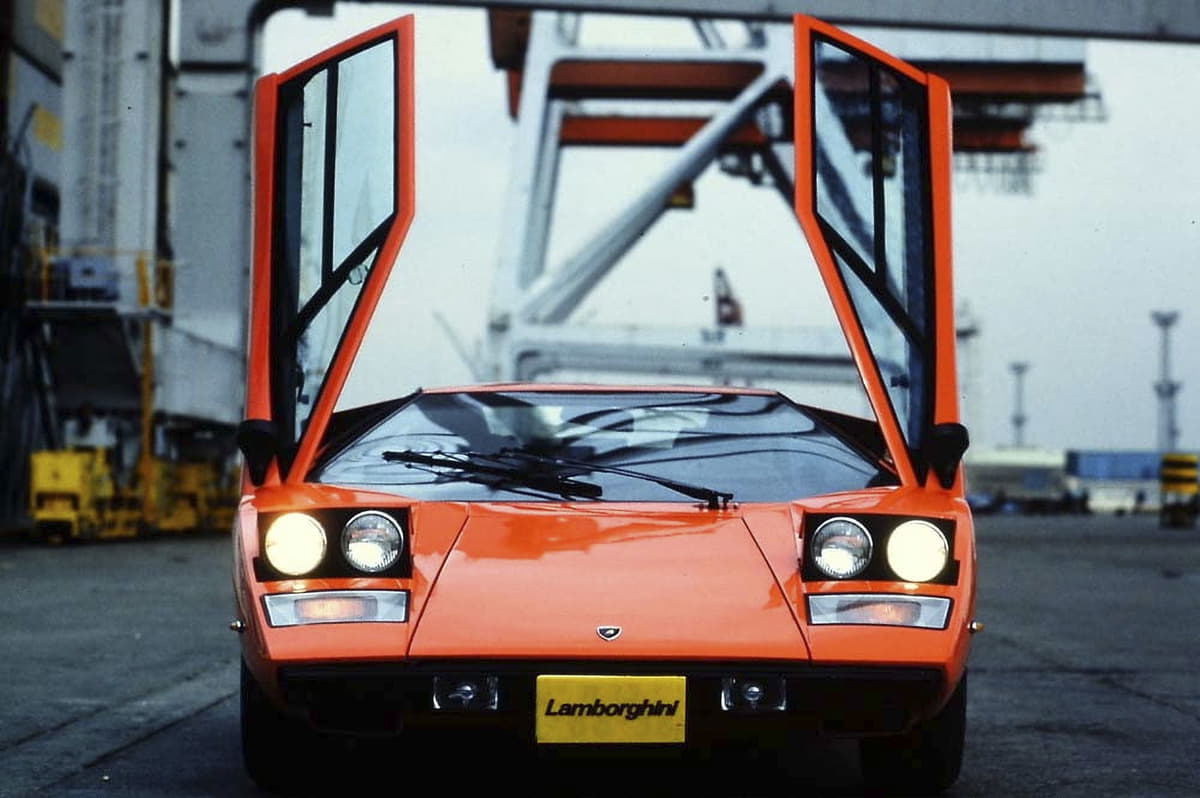 １号車は 野ざらしで保税倉庫に置かれていましたね 伝説の生き証人が語る ランボルギーニ カウンタックlp400 日本上陸秘話 Auto Messe Web 自動車情報サイト 新車 中古車 Carview